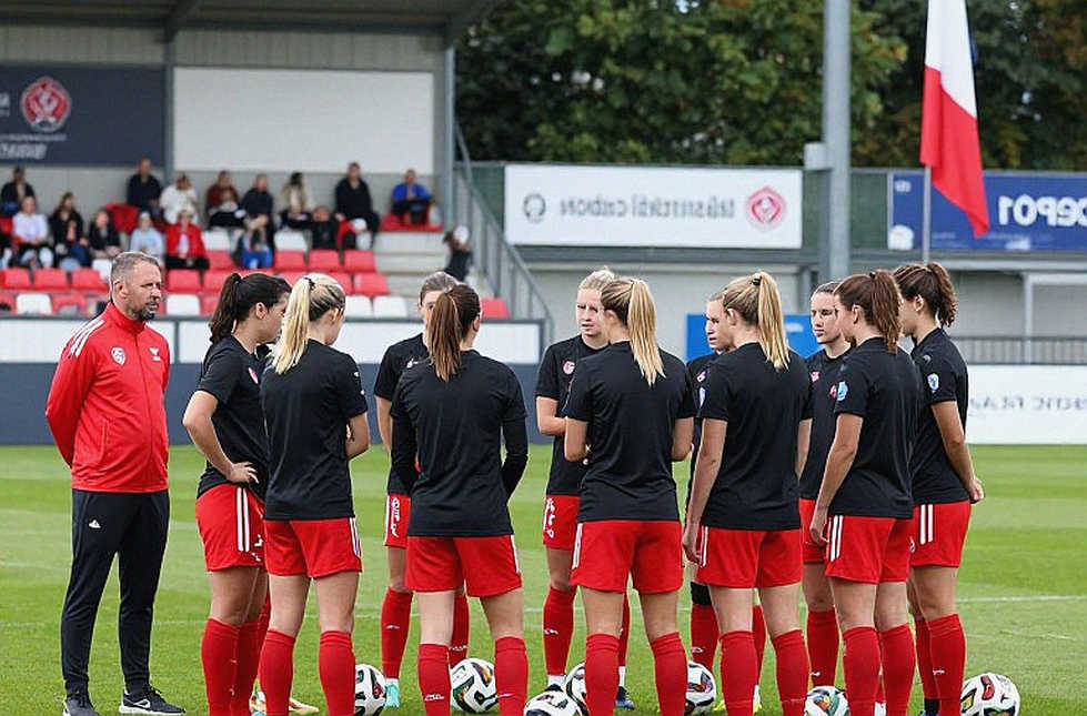 Phí ký kết cầu thủ tự do: vùng tối tài chính đang bào mòn V.League