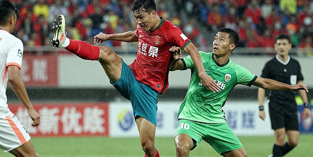 Gilberto Mora và chiếc áo số 10: Đồng hồ pháp lý của một nền bóng đá