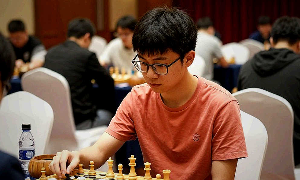 Không ai lớn hơn đất nước: Gukesh tự nguyện xuống bàn 4 và bài học về chiều sâu đội ngũ cho cờ vua Việt Nam Không ai lớn hơn đất nước: Gukesh tự nguyện xuống bàn 4 và bài học về chiều sâu đội ngũ cho cờ vua Việt Nam