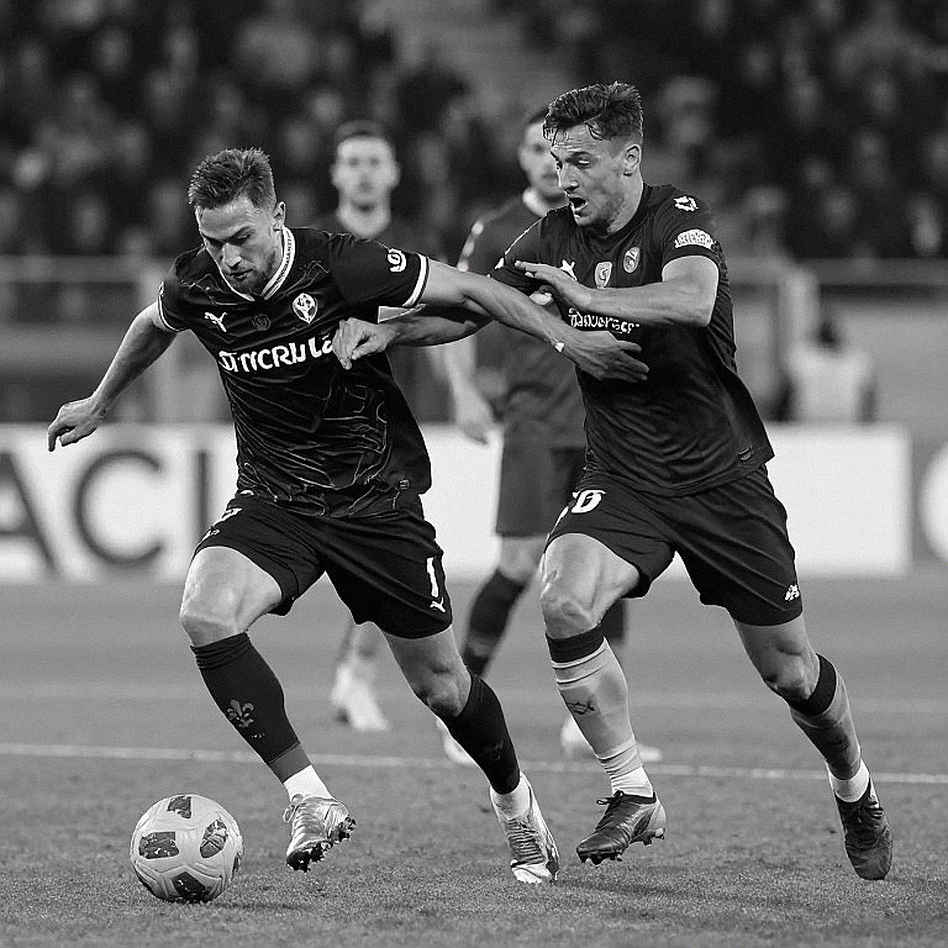 Gã khổng lồ phòng ngự Jannik Schuster vẫn khiêm tốn khi Brentford hạ Chelsea để vươn lên thứ ba