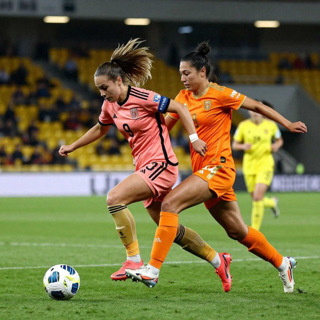 Kỳ chuyển nhượng V.League: Ba tờ báo, ba mức phí, và một bảng dữ liệu trống
